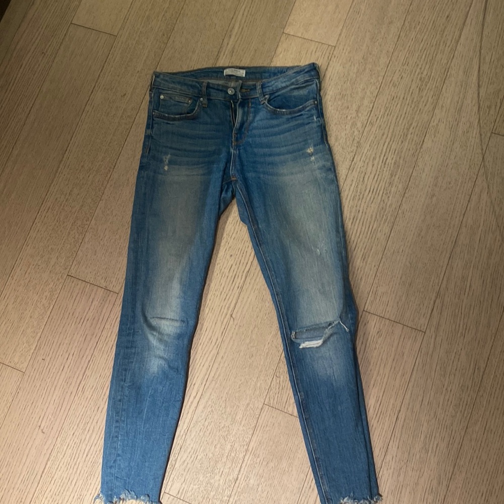 Zara blue denim skinny crop jeans with rip in the knee